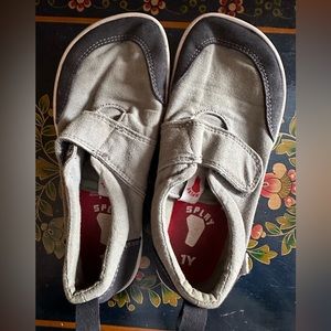 Splay kids sz 1 barefoot shoes